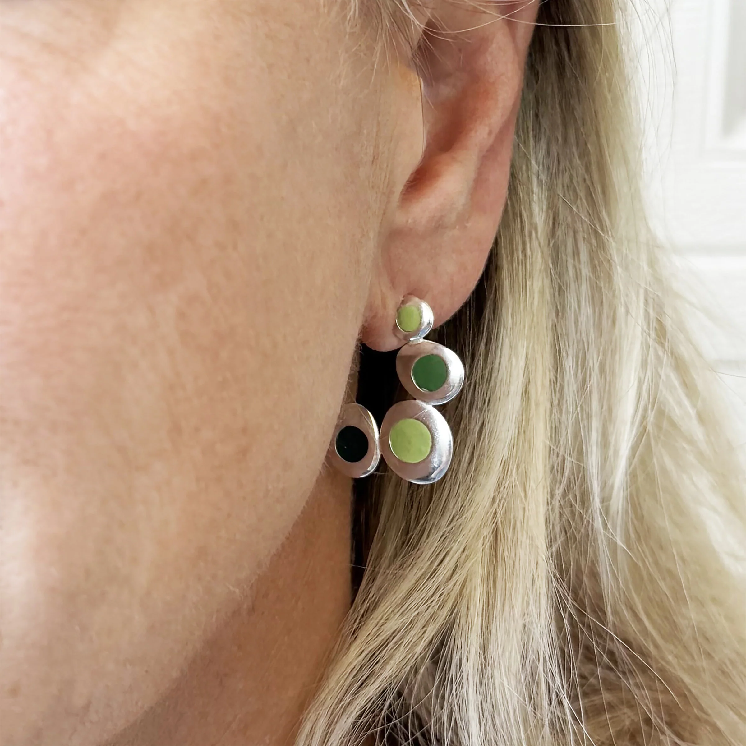 Bouncy Curves Earrings - Green - Image 2
