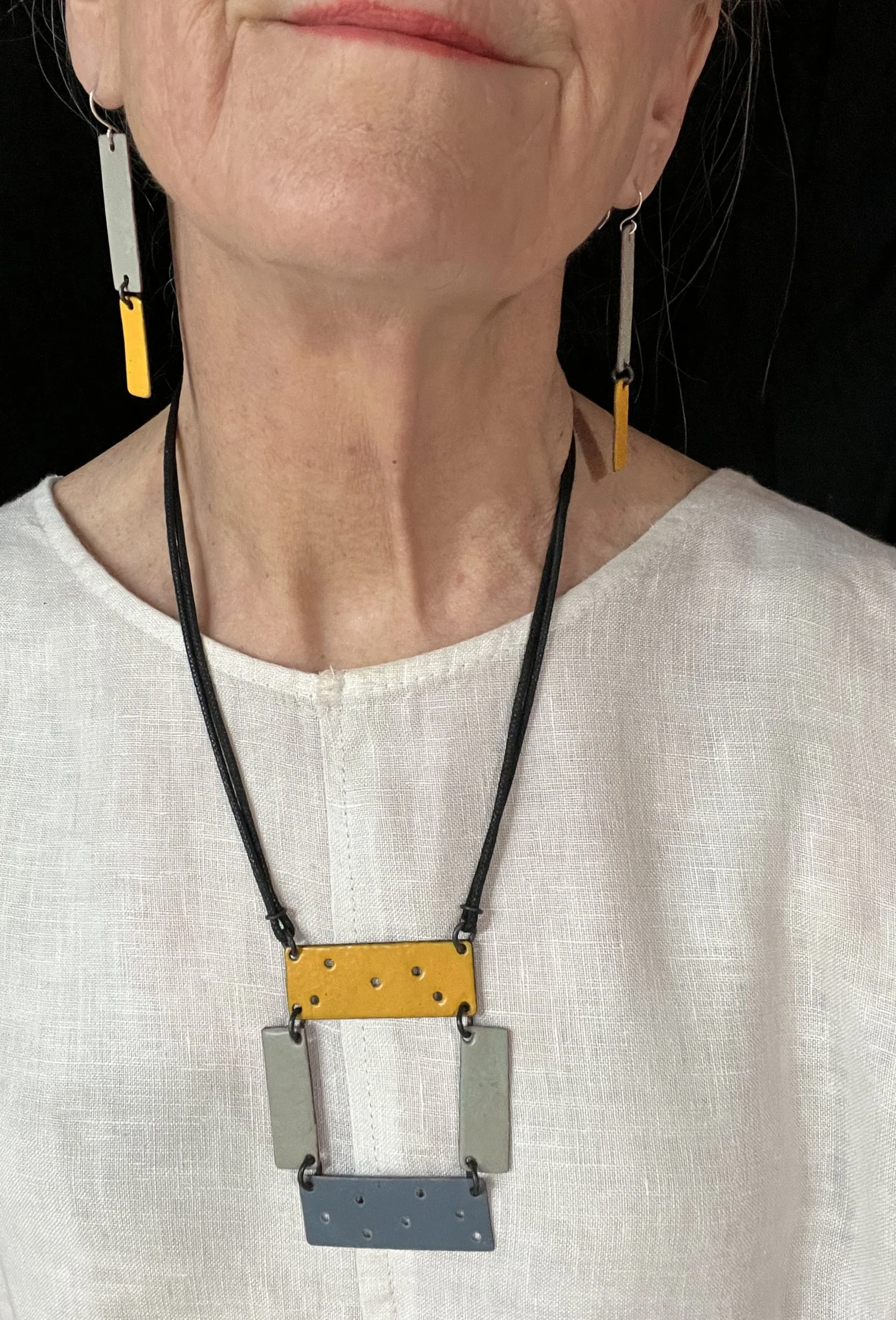 Reversible Stacked Color Block Necklace - Gold/Gray/Taupe - Image 3
