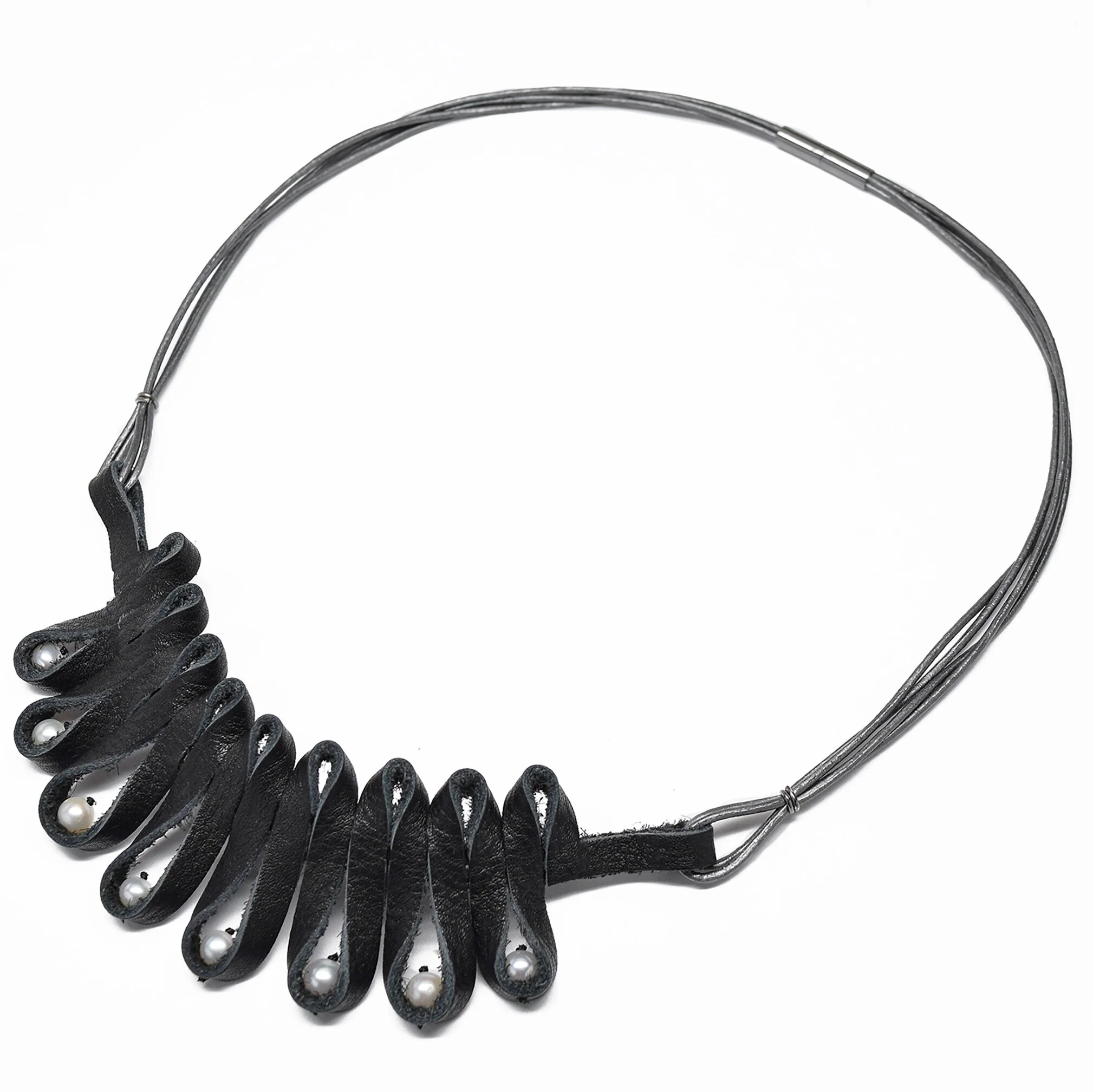 Ruffle Pearl Pendant - Black
