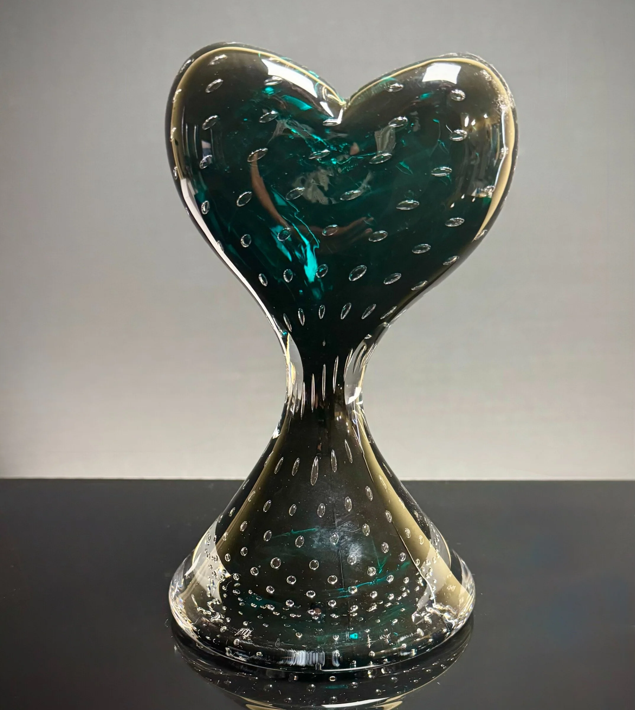 Standing Heart Bud Vase Sculpture - Image 7