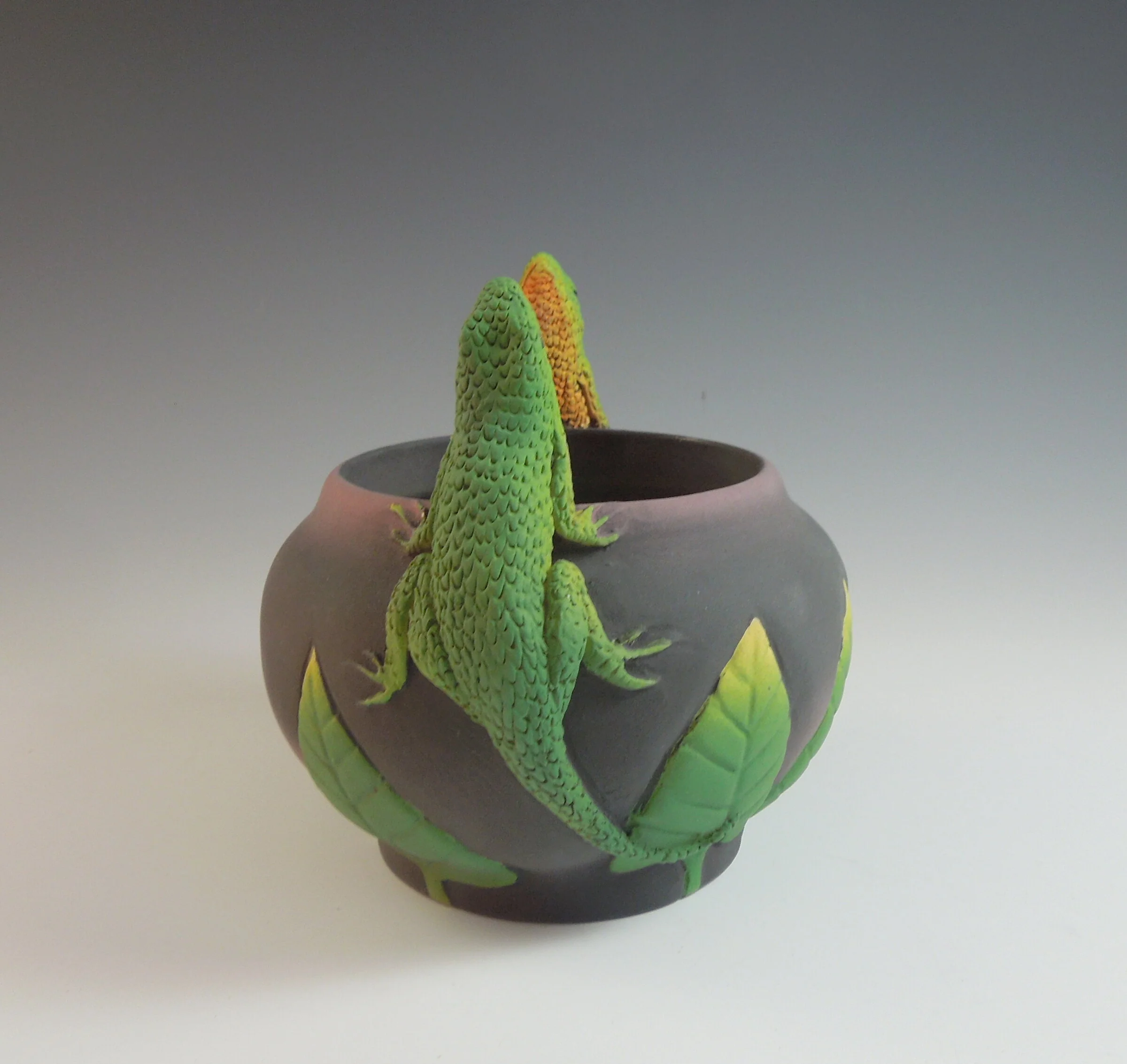 Two Conversing Lizards Vessel - Image 2